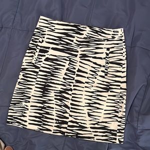 Banana Republic Trina Turk Collection size 2 skirt with side pockets.